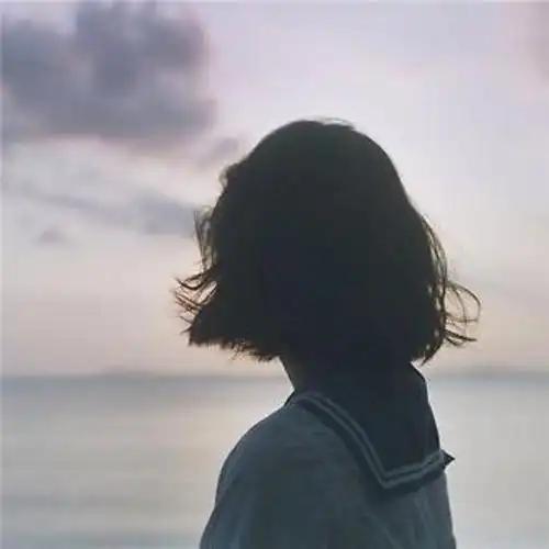 一个人看海的背影女生图片