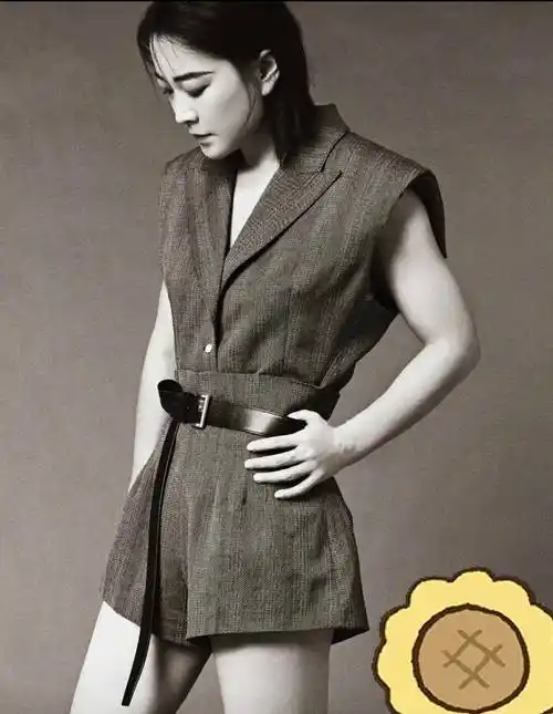 贾玲成为奢牌新宠,路演万元穿搭随心换,佩戴妈妈遗物令人动容_造型_一