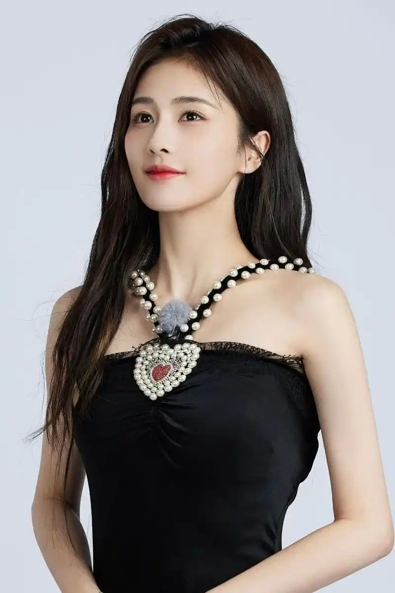 百度秋冬打卡挑战赛#今天分享白鹿甜系元气少女妆造型照片,感觉鹿鹿