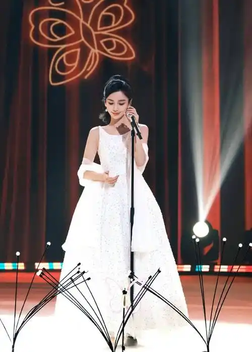 肤白貌美性感撩人_长裙_大片_话筒