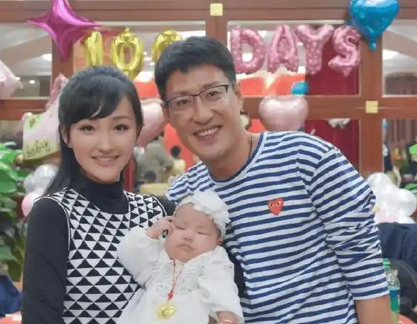 于震:二婚娶小13岁娇妻,婚后连生三胎,如今一家五口其乐融融_表演