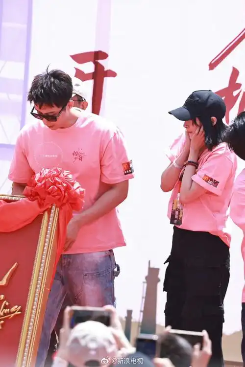 今日开机,现场路透曝光~粉嫩的帅哥美女#黄景瑜关晓彤同框合照