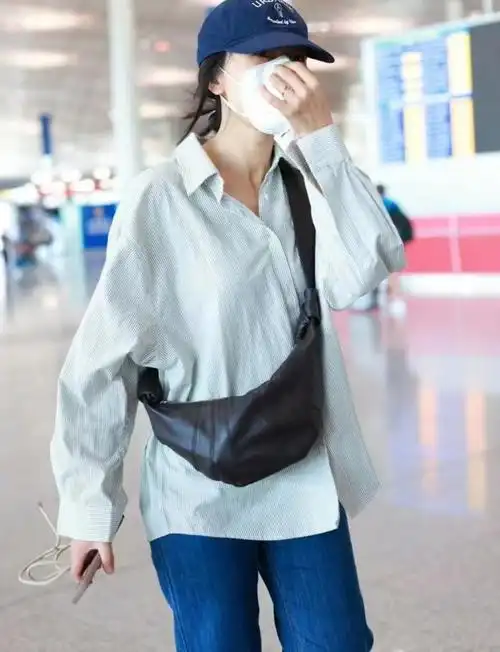 完全不像是当妈妈的样子,而不久前高圆圆现身机场,一身很随意的穿搭