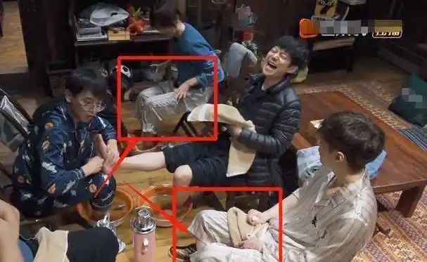 张艺兴,杨紫同框,穿同款睡衣还互相偷看,网友:恋情瓜实锤?