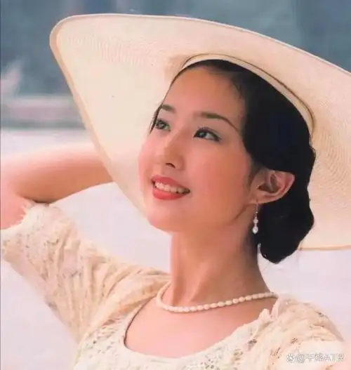 三个年龄段的刘亦菲侧颜照对比,岁月从不败美人,骨相实在太绝