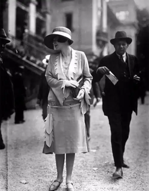 20世纪20年代国外街头时尚女性,那时就有人玩悠悠球!