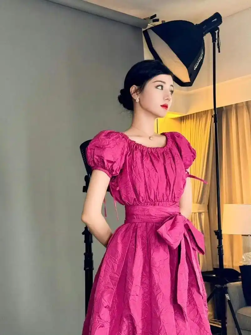 迪丽热巴穿的是火龙果色公主裙吗!不!穿的是对爱丽丝们的爱[泪 - 抖音