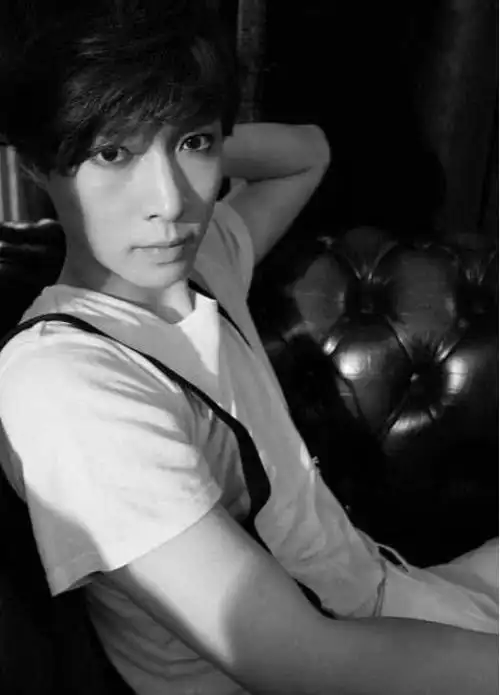 张艺兴出道初期旧照成韩网榜首韩国爱丽集体感伤能回到过去吗