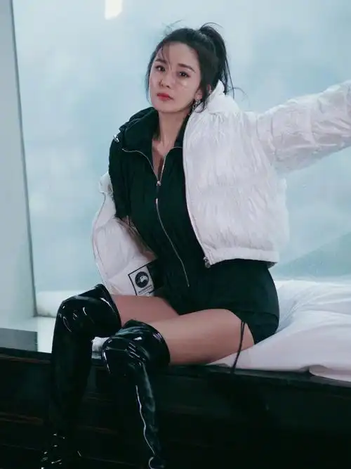 杨幂太会穿连体裤搭配过膝靴藏不住的大长腿