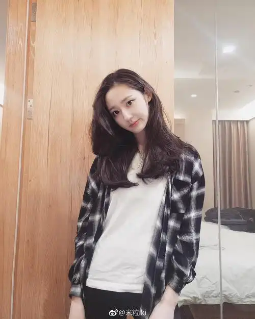 隔壁扒出了疑似胡彦斌现女友王莫涵,算是低配版sel.