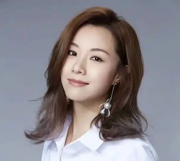 邓丽欣谈及新恋情 回应男友是翻版rain