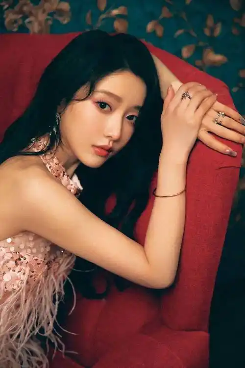 原创姜贞羽穿粉色羽毛裙大秀香肩肤白貌美太性感惊艳