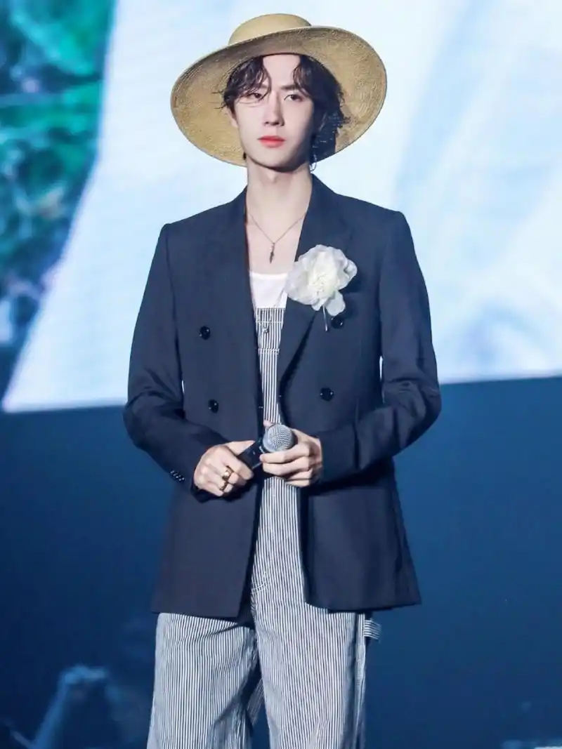 王一博帽子控实锤,戴帽子可太好看了