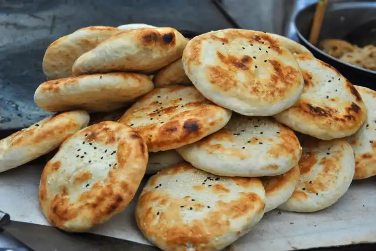 这就是锅盔,现在为了好看,都烙出好看的花纹了.