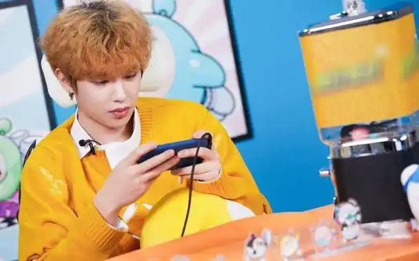 justin新闻240203黄明昊全新黄发形象亮相粉丝沸腾小黄的魅力无法挡