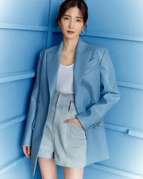 原创34岁江疏影成熟魅惑,复古双排扣大红裙,凸显成熟优雅御姐范!