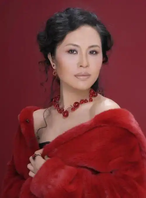 王莹是一位著名的中国女高音歌唱家,以其华丽的花腔技法和情感丰富的