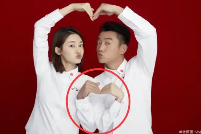 把双手举过头顶比心的动作比较常见,但是另外一只手还要在胸前比心是