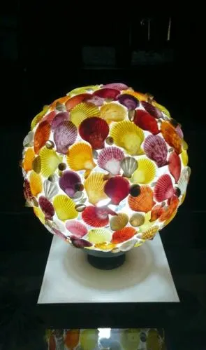 手工作的贝壳灯,闪闪发光.