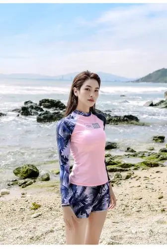 朵彩docare 长袖游泳衣女新款分体两件套运动平角保守显瘦遮肚温泉