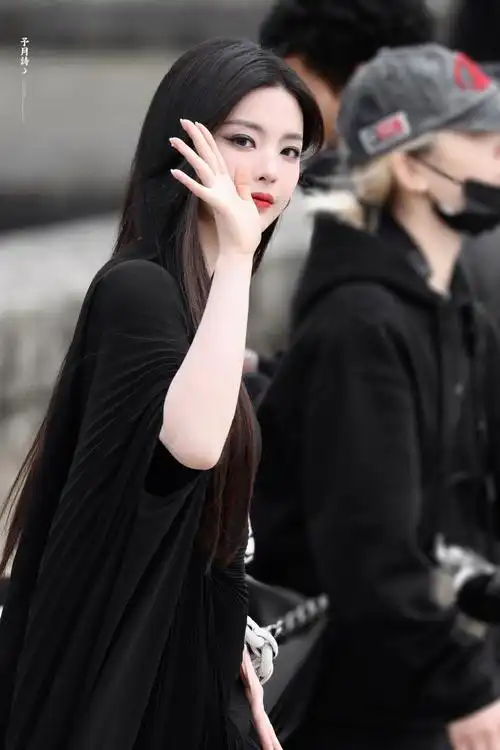 *  31303134333238303630  黑色酷女孩  @杨超越