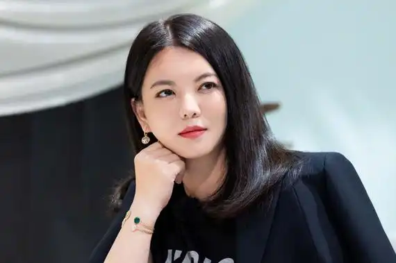 李湘被曝租房后留下满屋垃圾直播室脏乱难下脚客厅堆满快递盒