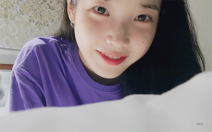 iu素颜状态是真的好,她这样凑近看镜头的时候你看得出来她这是素颜吗?