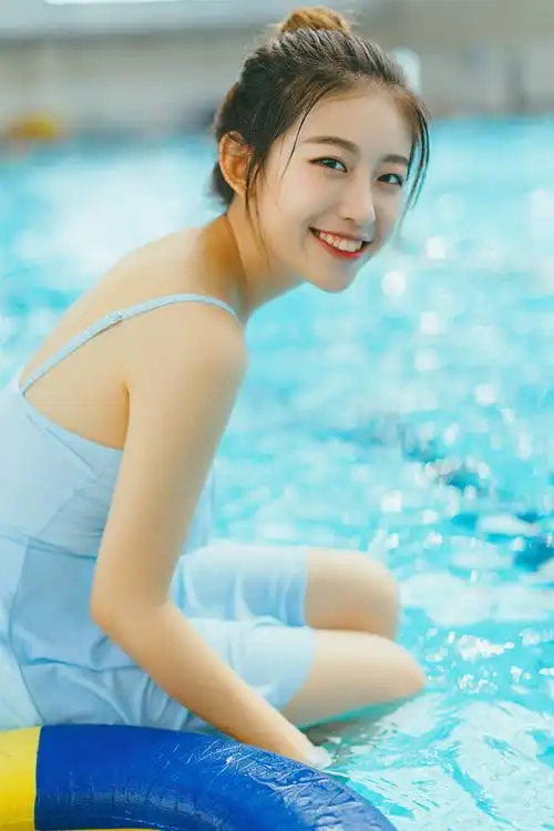 夏日美少女吊带泳衣泳池美腿写真第二辑