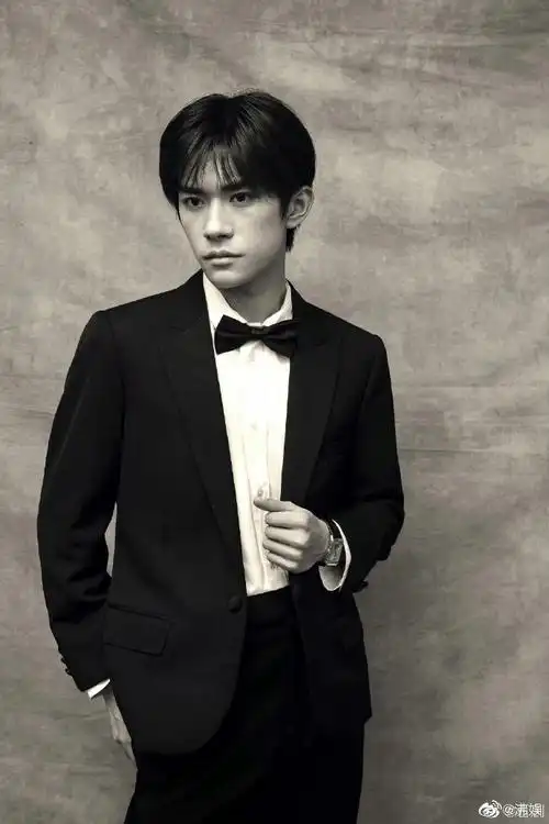 易烊千玺黑白复古胶片