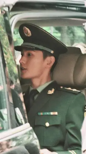 看看杨洋穿军装~也太英姿飒爽了吧!好期待杨洋的燕破岳啊@杨洋