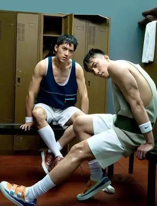 黄景瑜不受家暴离婚丑闻影响,与许魏洲发糖,绿色卫衣调皮戴绿帽_时尚