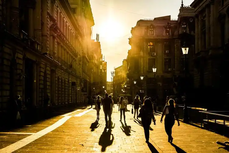 城市街道夕阳美景
