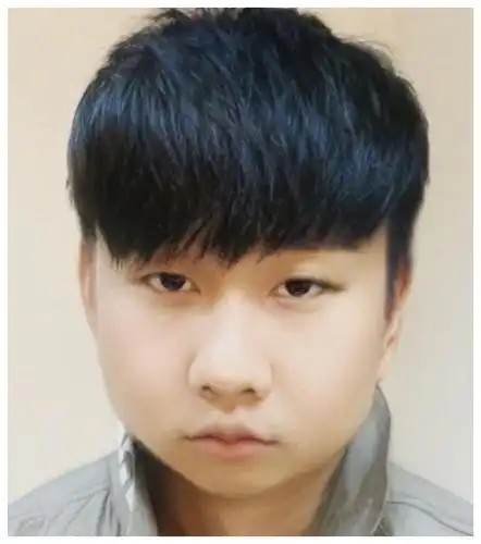 只见林俊杰这图片一下子变回了童年时期,这样的林俊杰不仅脸部有点