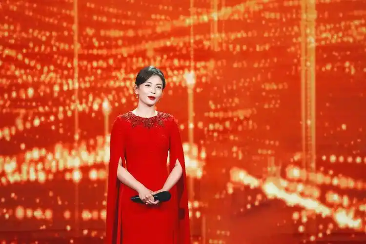 刘涛首次主持央视晚会正红色落地裙披风款式大气温婉有范儿