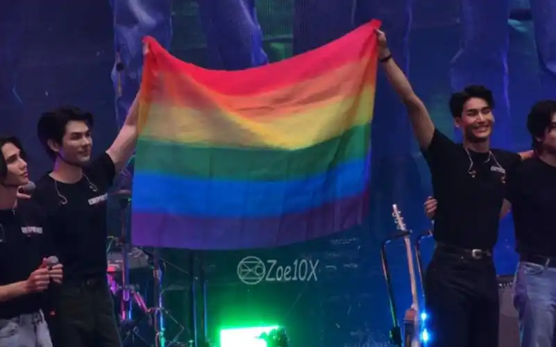 【mileapo|love is love】最后一场巡演以两人高举彩虹旗结束