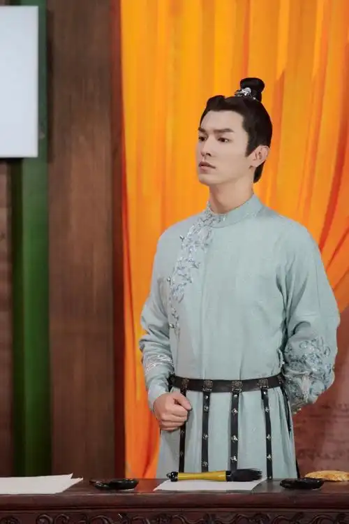 杨旭文超话90#熠熠生辉欢喜大赏#执笔开画,寓意何为?