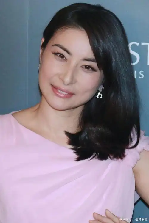 郭晶晶作为跳水皇后,不仅在奥运会上大放异彩,婚后也备受瞩目!