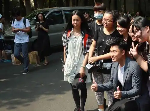 盘点:这些年明星和粉丝合影 你认出几个人?