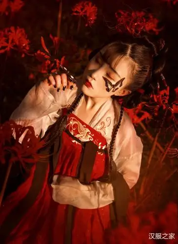 妖艳的彼岸花和红艳的齐胸襦裙结合汉服美女摄影图