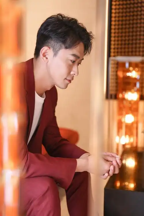 郑奇初秋写真曝光 红色西装吸睛又撩人