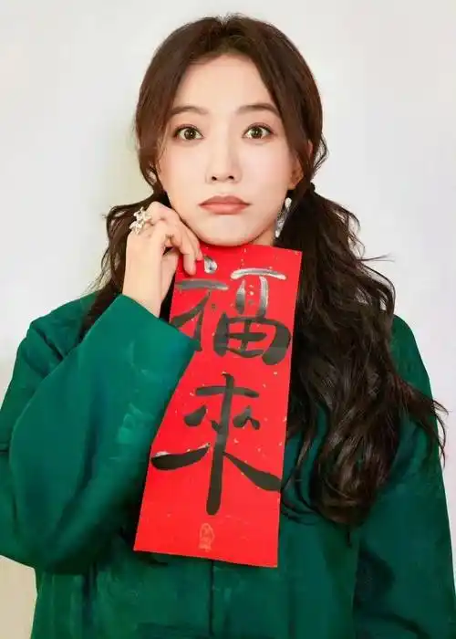 王珞丹新年美照惊艳亮相,俏皮可爱,灵动优雅成焦点_祝福_性格_照片