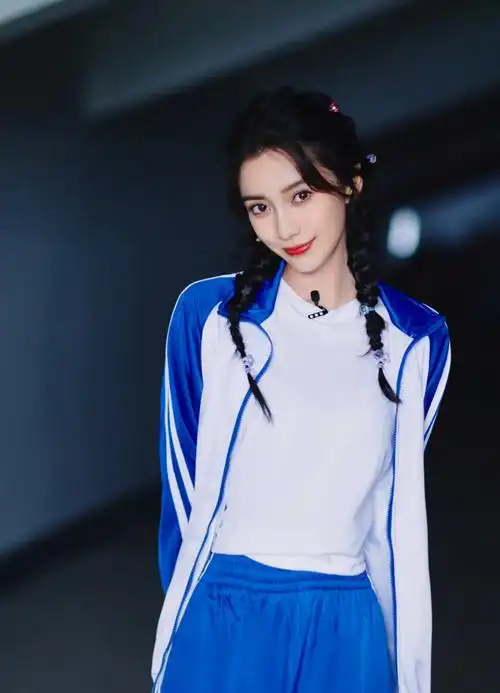 我发现内娱的时尚圈这两年好像蛮流行校园风的,各种扮嫩学生装,女明星