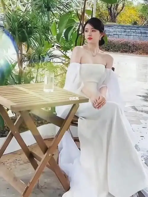 赵露思身着特别定制版verawang婚纱好温柔