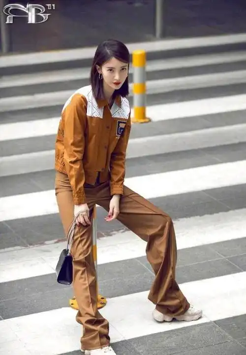 金晨穿衣真大胆,西装内直接穿胸衣,性感又高级|卫衣|穿搭|休闲风|身材