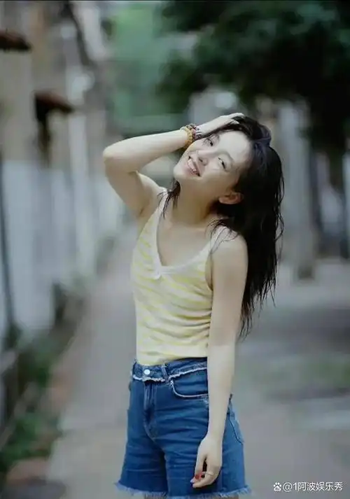 30岁的吴倩,穿吊带短裤清爽出镜,不愧是武大校花,还有少女气息