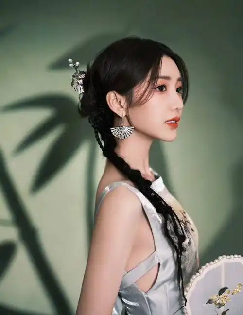 毛晓彤蓝色连衣裙性感美背写真