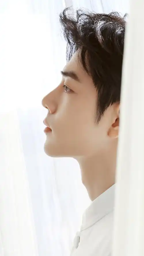 肖战#|#肖战玉骨遥#肖战的侧颜真的太绝了,棱角分明,五官精致,越放大