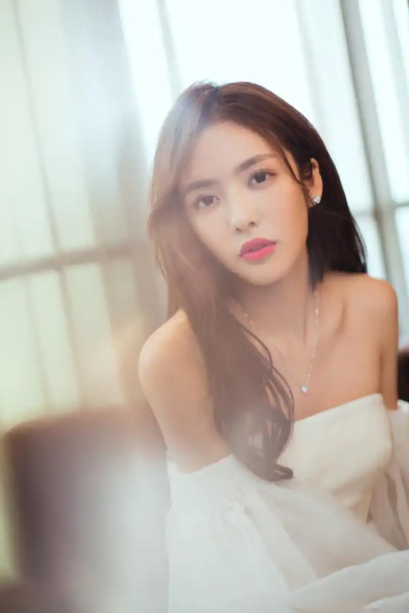 蔡文静唯美白纱裙活动照图片