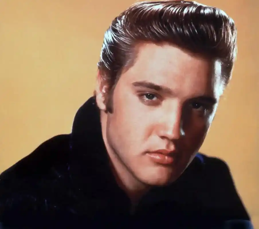 20世纪流行音乐之王猫王elvis,带动庞巴度发型的潮流高峰一款遇佛杀佛
