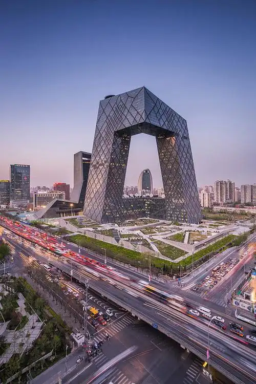 华灯初上的中央电视台新址图片